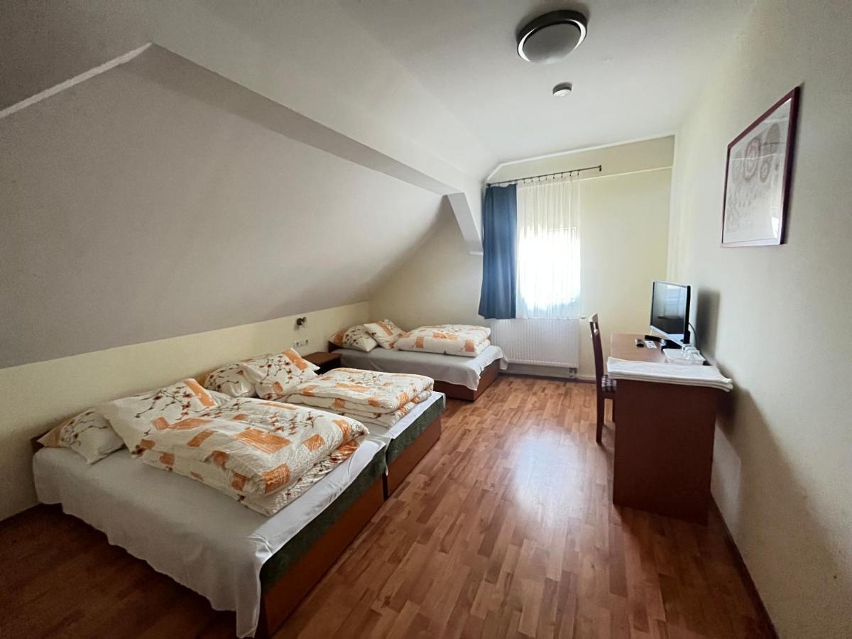 Globus Guesthouse, Vendeghaz Sormas Exterior photo